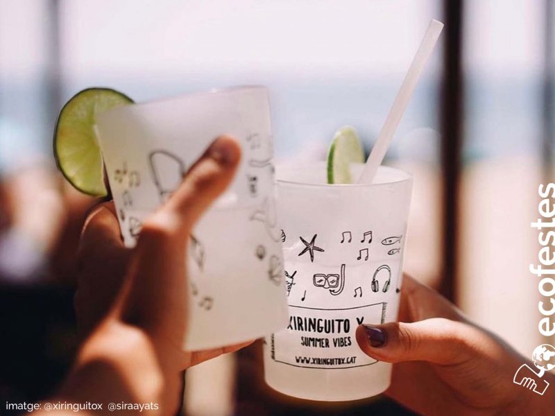 El uso vaso reutilizable en los chiringuitos de playa, una apuesta sostenible