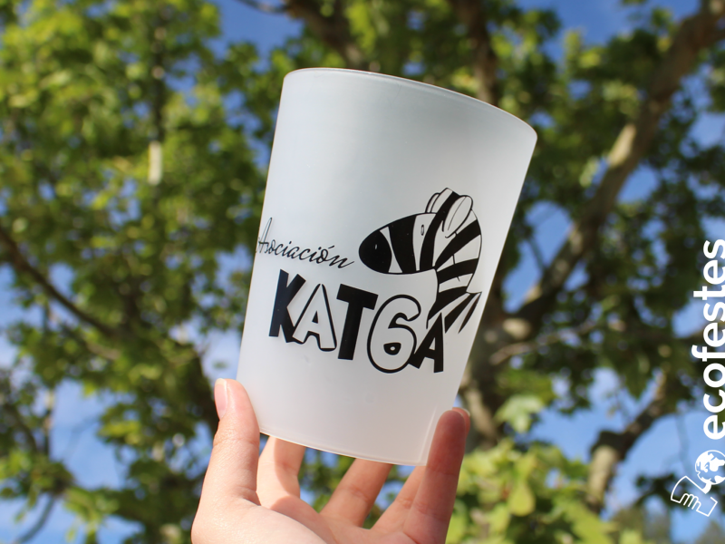 La asociación KAT6A crea sus vasos reutilizables solidarios