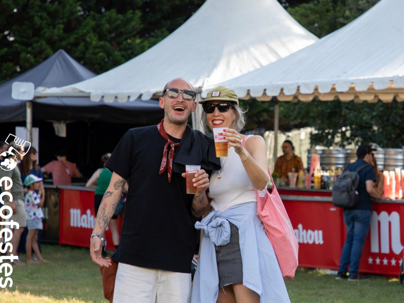 Surfing The Lérez apuesta por la sostenibilidad con los vasos reutilizables