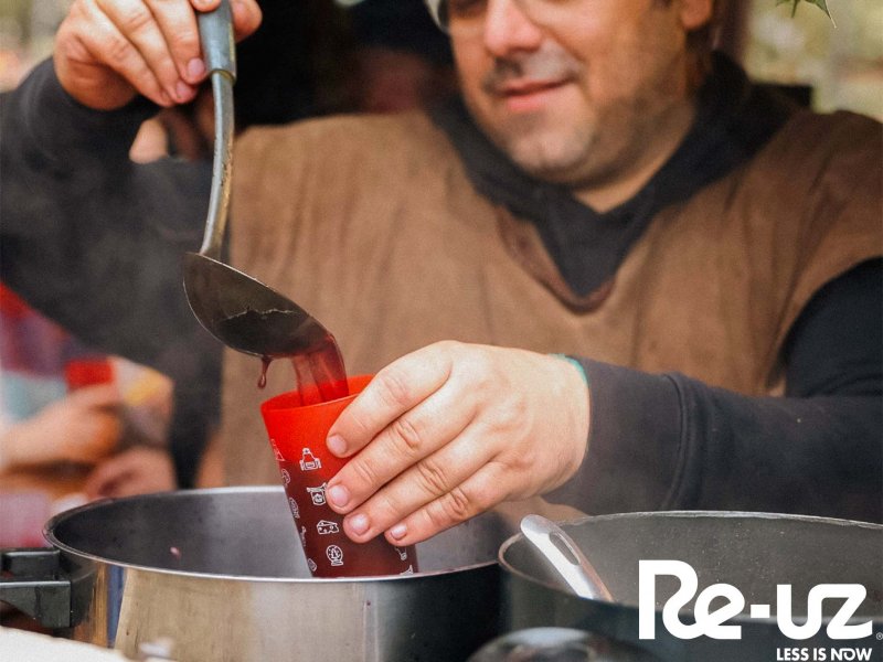 Vic opta por reutilizar vasos genéricos para todas sus festividades!