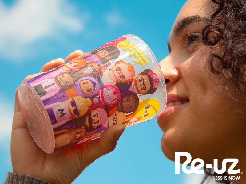 ¡OFFFest vibrante con el diseño exclusivo de Yippiehey en los vasos reutilizables!