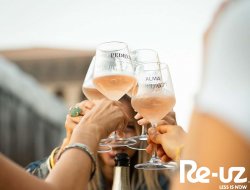 Brindant amb copes reutilitzables al festival Alma Occident