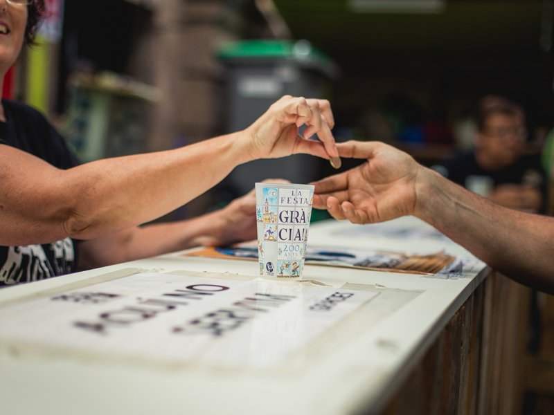 Una cerveza con vaso reutilizable, por favor