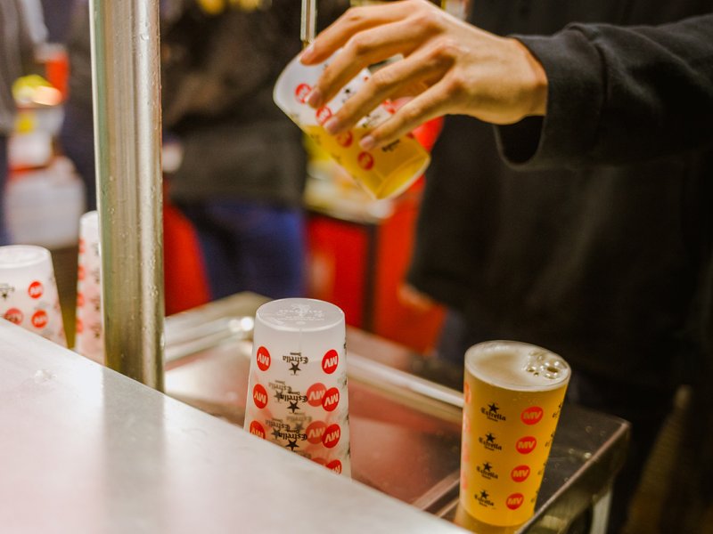 Una cerveza con vaso reutilizable, por favor