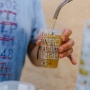 Una cerveza con vaso reutilizable, por favor