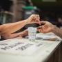 Una cerveza con vaso reutilizable, por favor