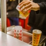 Una cerveza con vaso reutilizable, por favor